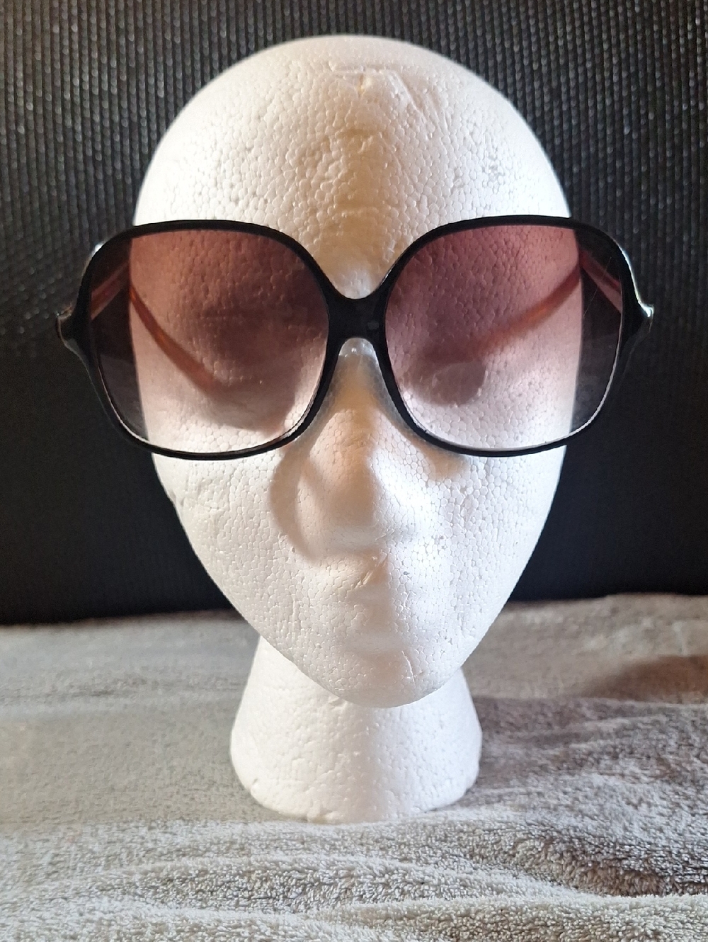 Vintage Women’s Oversized Black Frame Sunglasses with Gradient Brown Lenses